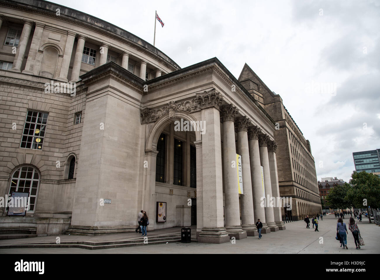 Außenansicht des geschwungenen Gebäude der Zentralbibliothek von Manchester in Großbritannien mit Menschen zu Fuß auf dem St.-Peters-Platz. Stockfoto