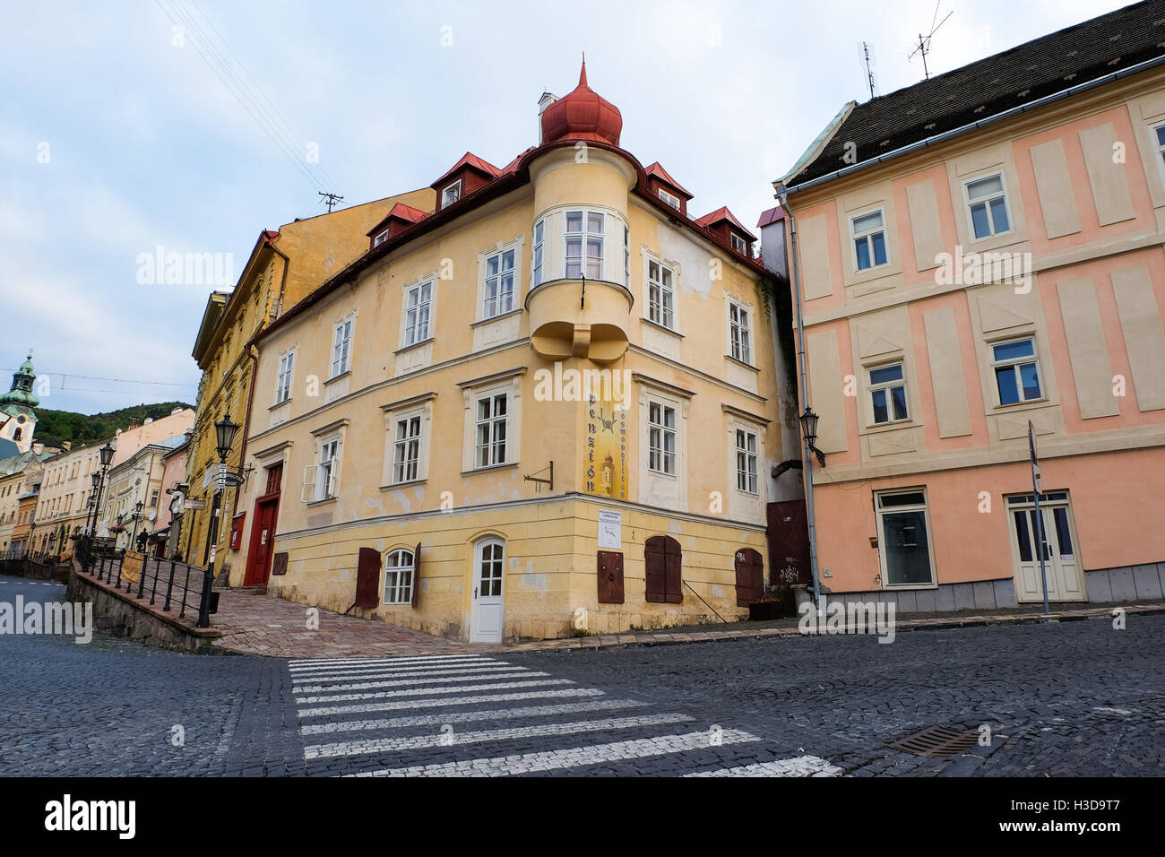 Straße in alte Stadt von Banska Stiavnica, Slowakei Stockfoto