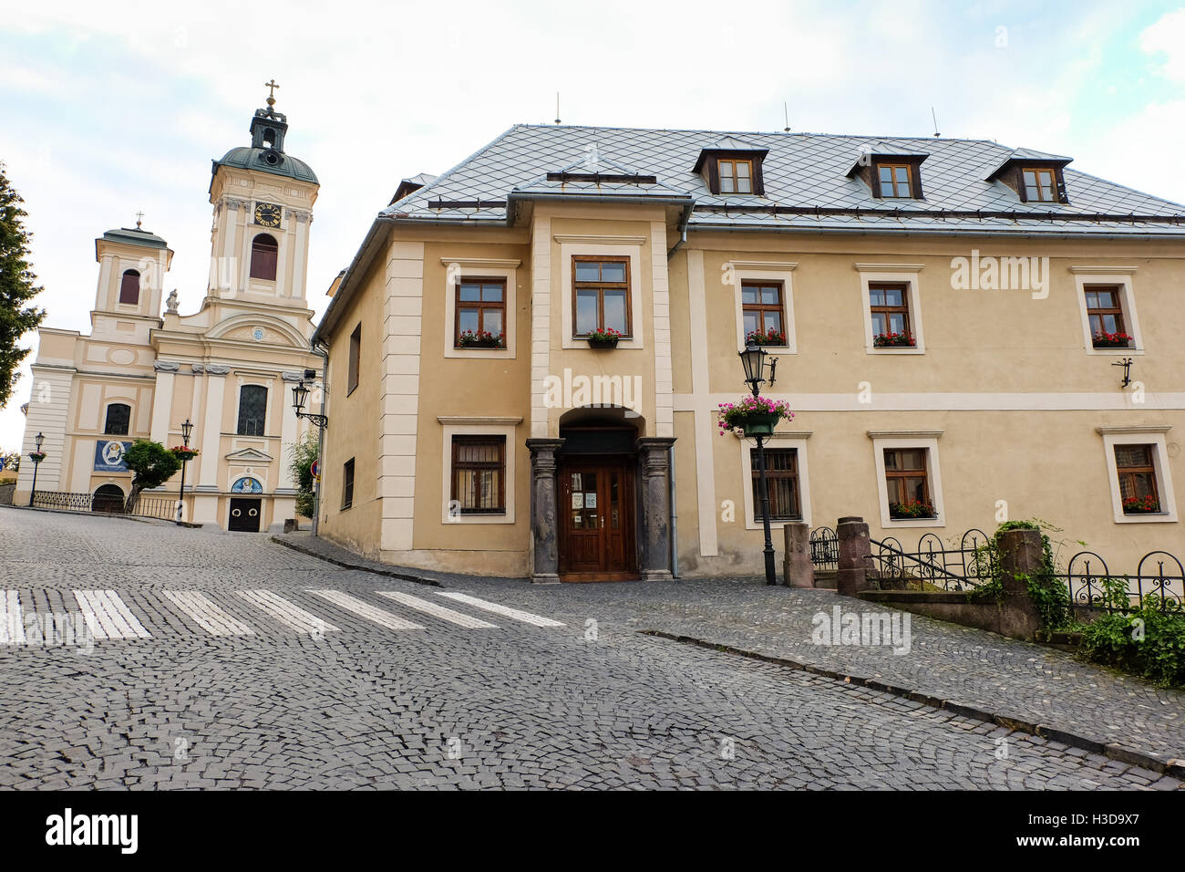 Straße mit Kirche in der alten Stadt Banska Stiavnica, Slowakei. Stockfoto