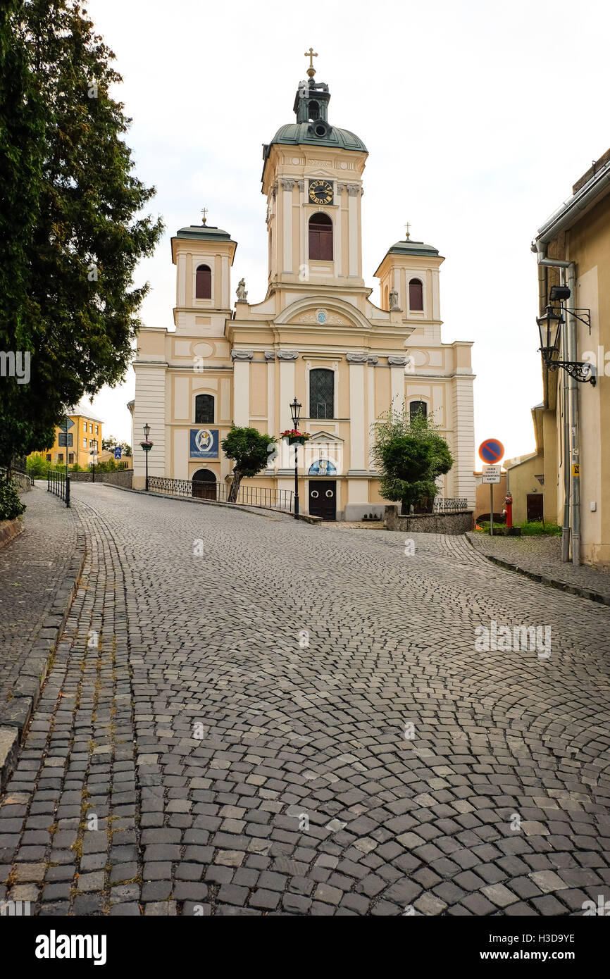 Kopfsteinpflaster Steinstraße und Kirche in der alten Stadt Banska Stiavnica, Slowakei. Stockfoto