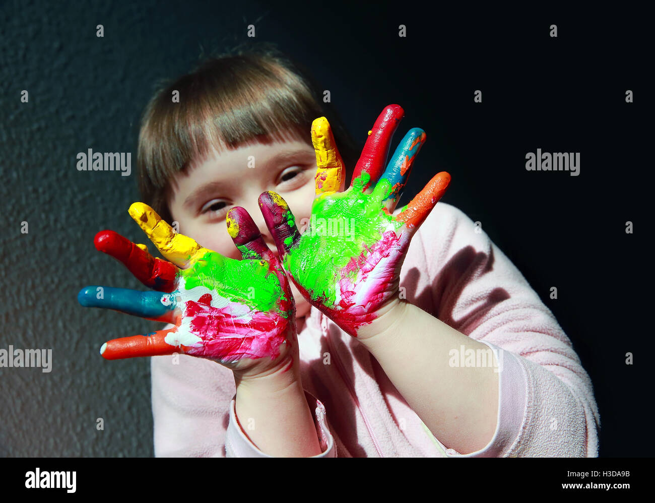 Süße kleine Kind mit bemalten Händen Stockfoto