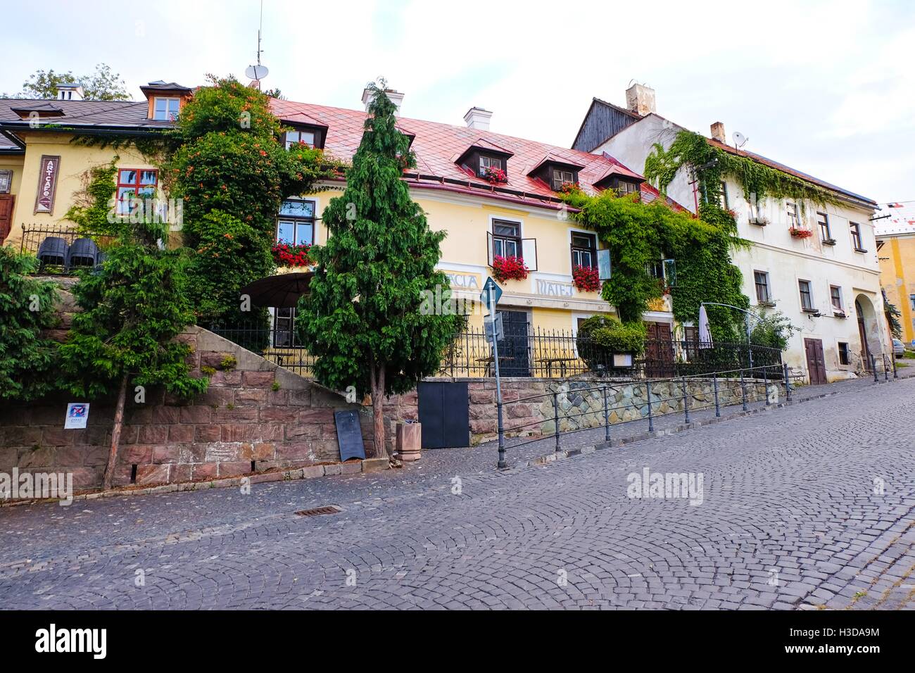 Straße in alte Stadt von Banska Stiavnica, Slowakei Stockfoto