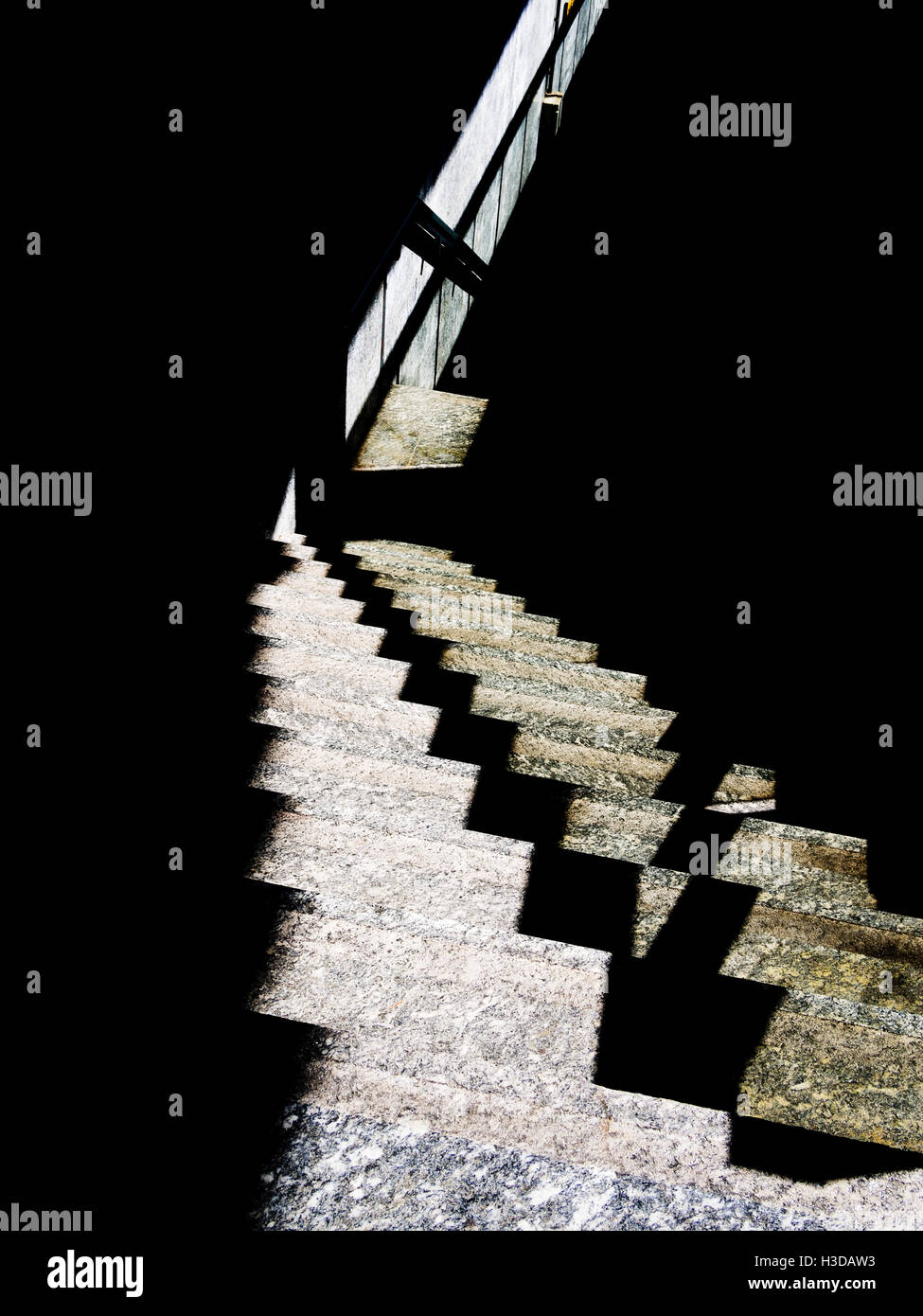 Bahnhof Detail - Treppe zur Unterführung. Strahlender Sonnenschein. Stockfoto