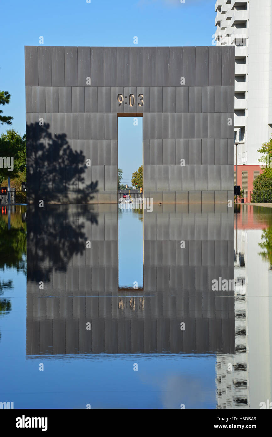 Zwei Tore in der Oklahoma City National Memorial markieren vor (09:01) und nach (09:03) dem Bombenanschlag auf das Murrah Federal Building. Stockfoto