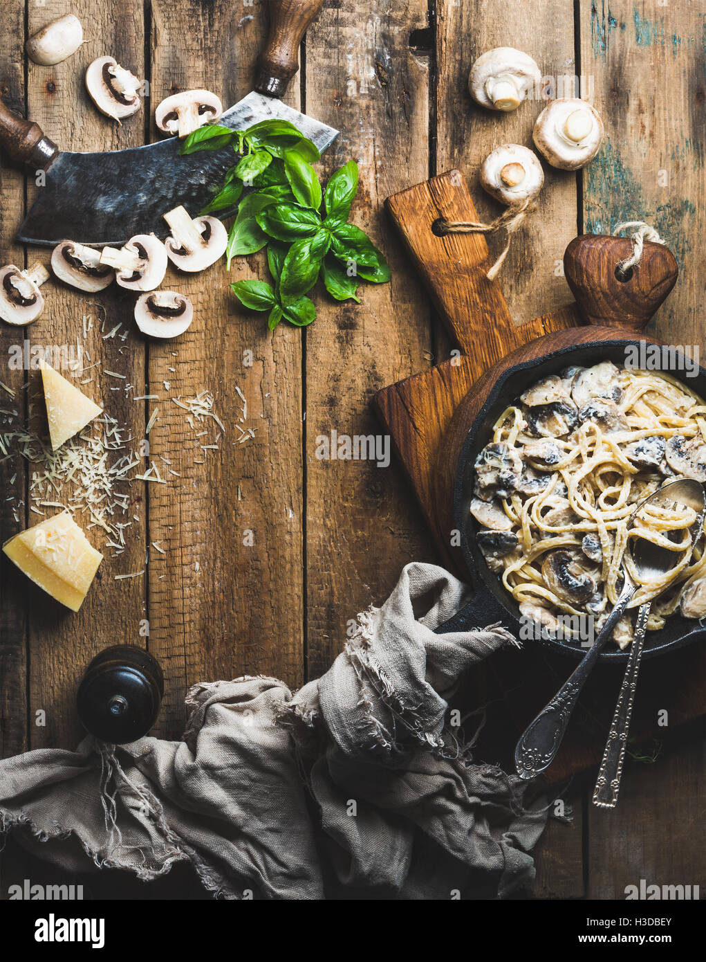 Cremige Champignon Nudeln Spaghetti in Gusseisen Pfanne, Textfreiraum Stockfoto