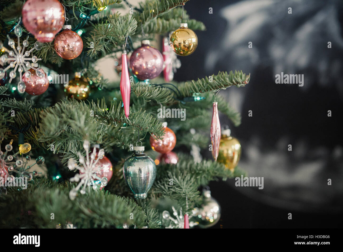 Weihnachtsbaum, einer echten Tanne mit Kugeln und Ornamenten verziert. Stockfoto