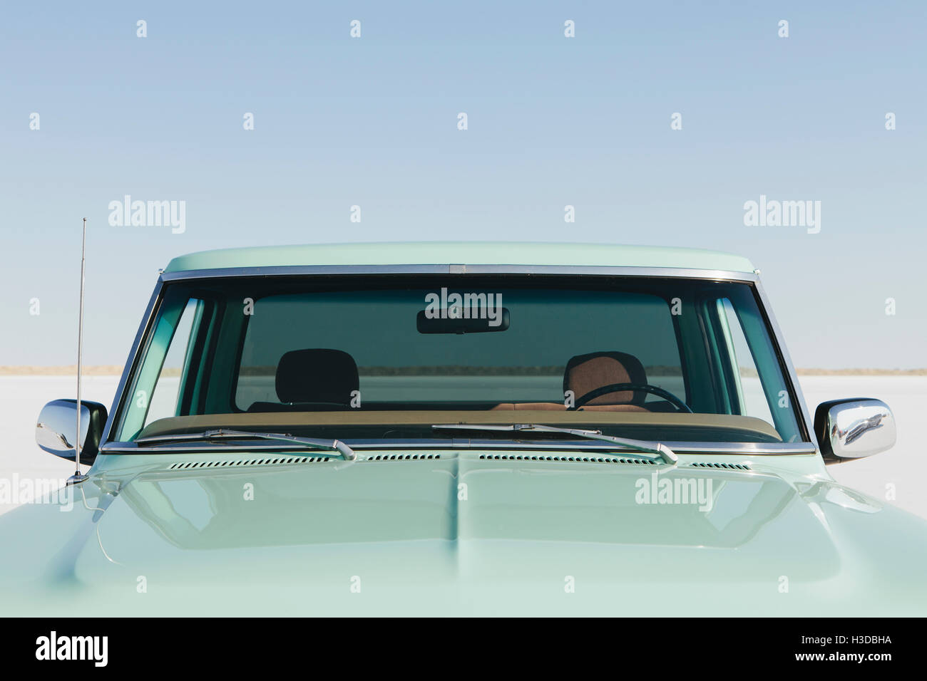 Detail eines Oldtimer Ford F100 Pickup-Trucks, die Windschutzscheibe und Motorhaube. Bonneville Salt Flats. Stockfoto