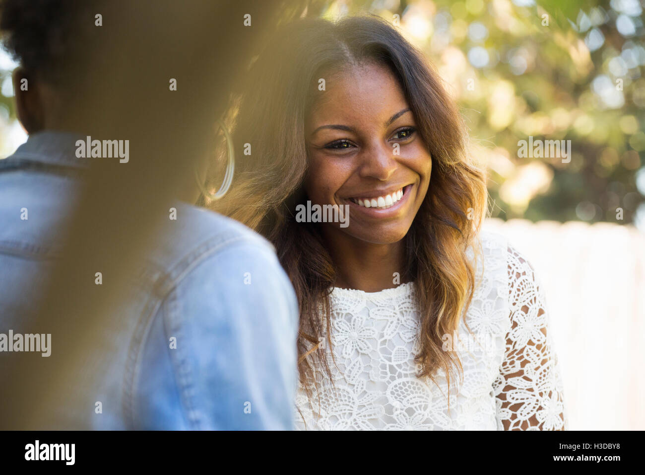 Porträt einer lächelnden Frau mit langen braunen Haaren. Stockfoto