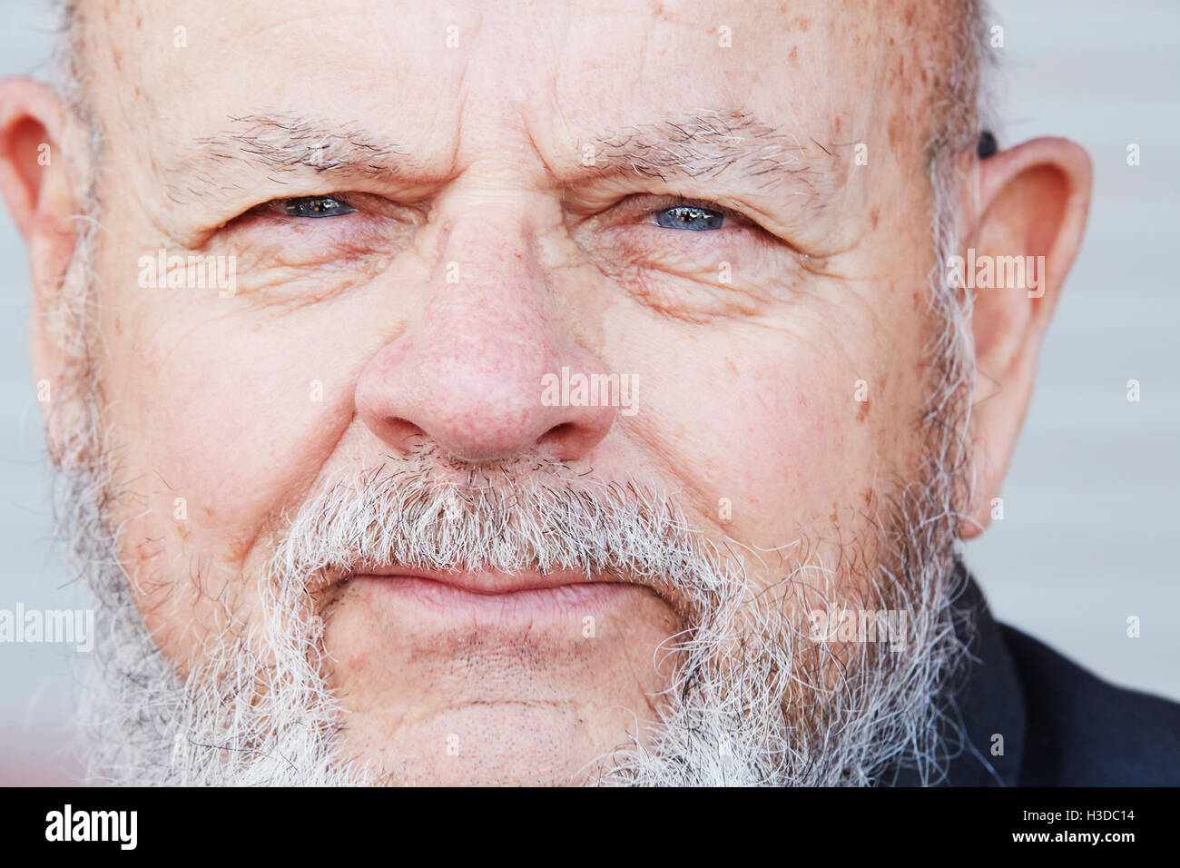 Porträt eines älteren Mannes mit grauen Bart, Blick in die Kamera. Stockfoto
