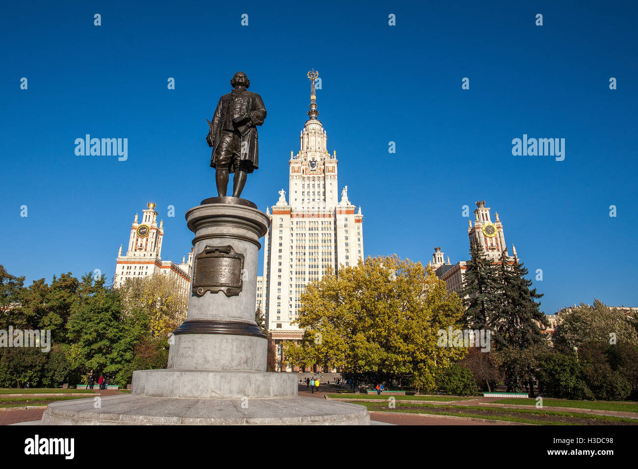 Moskauer Staatsuniversität, MSU und seines Gründers Mikhail Lomonosov-Denkmal Stockfoto