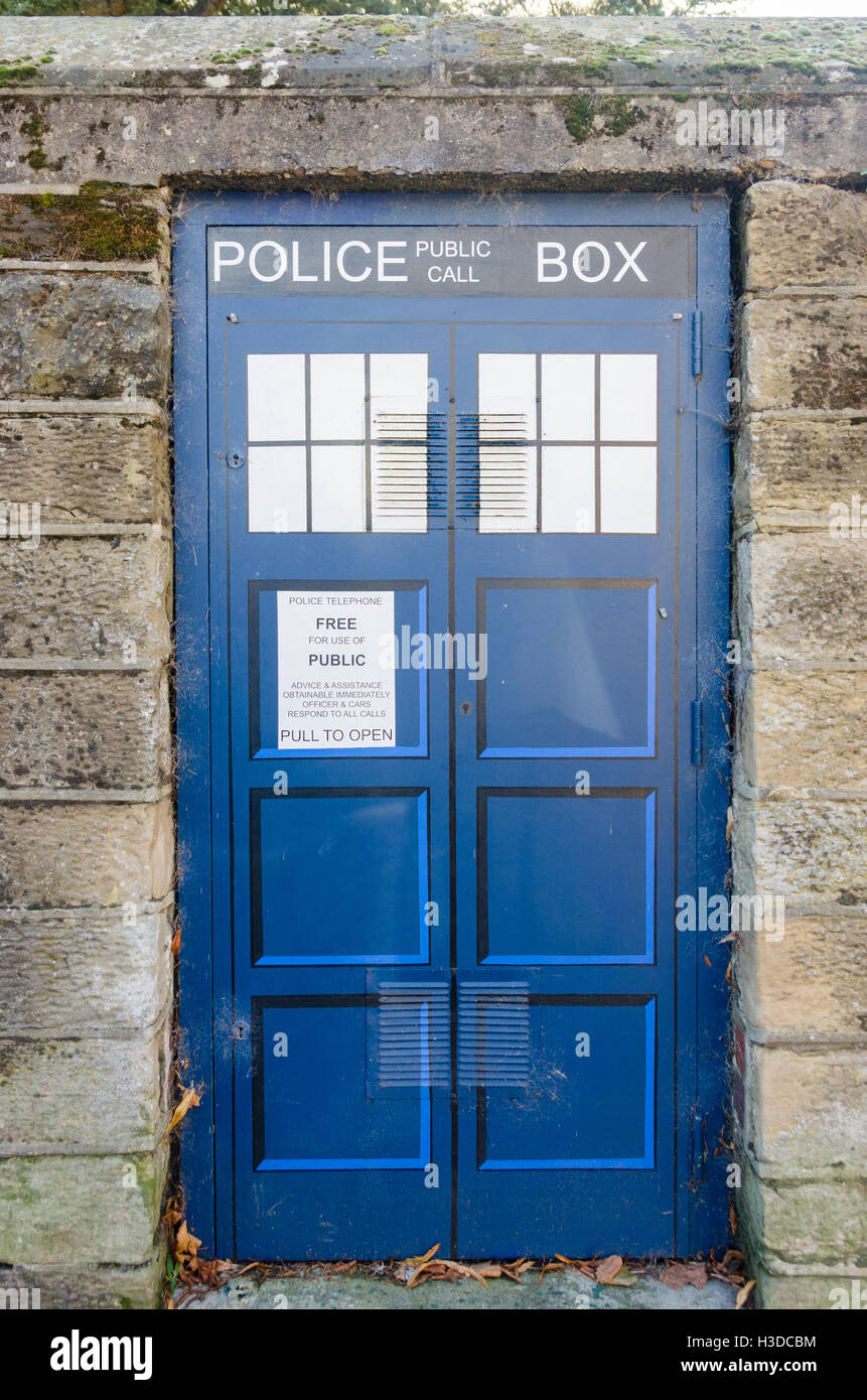 Gefälschte altmodische Polizei öffentlichen Aufruf Pappschachtel gemalt auf einer Tür in Belper, Derbyshire Stockfoto