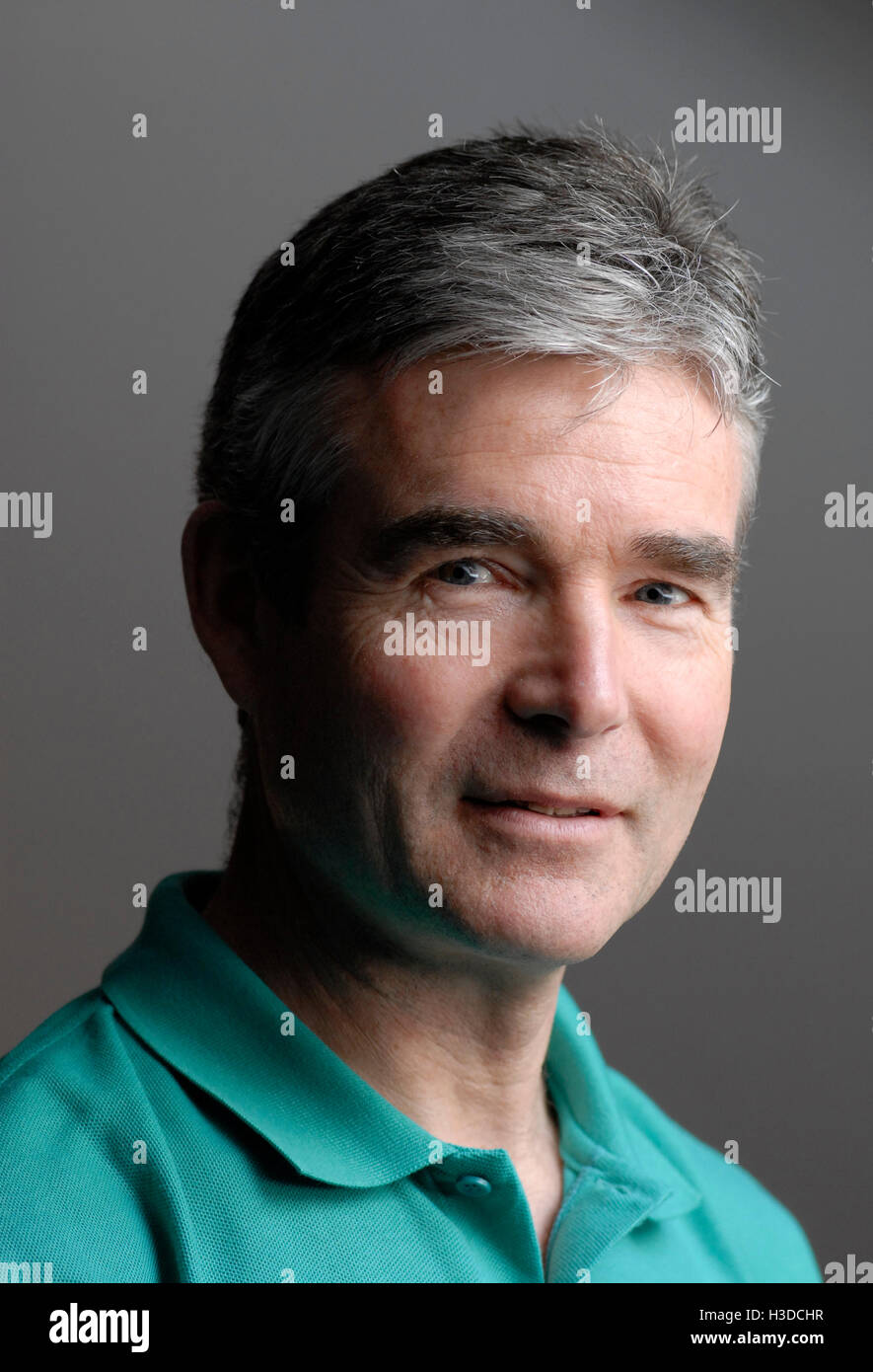 Informelle Porträt von reifer Mann 50-56 Jahre in natürlichem Licht tragen lässige Sport-shirt Stockfoto