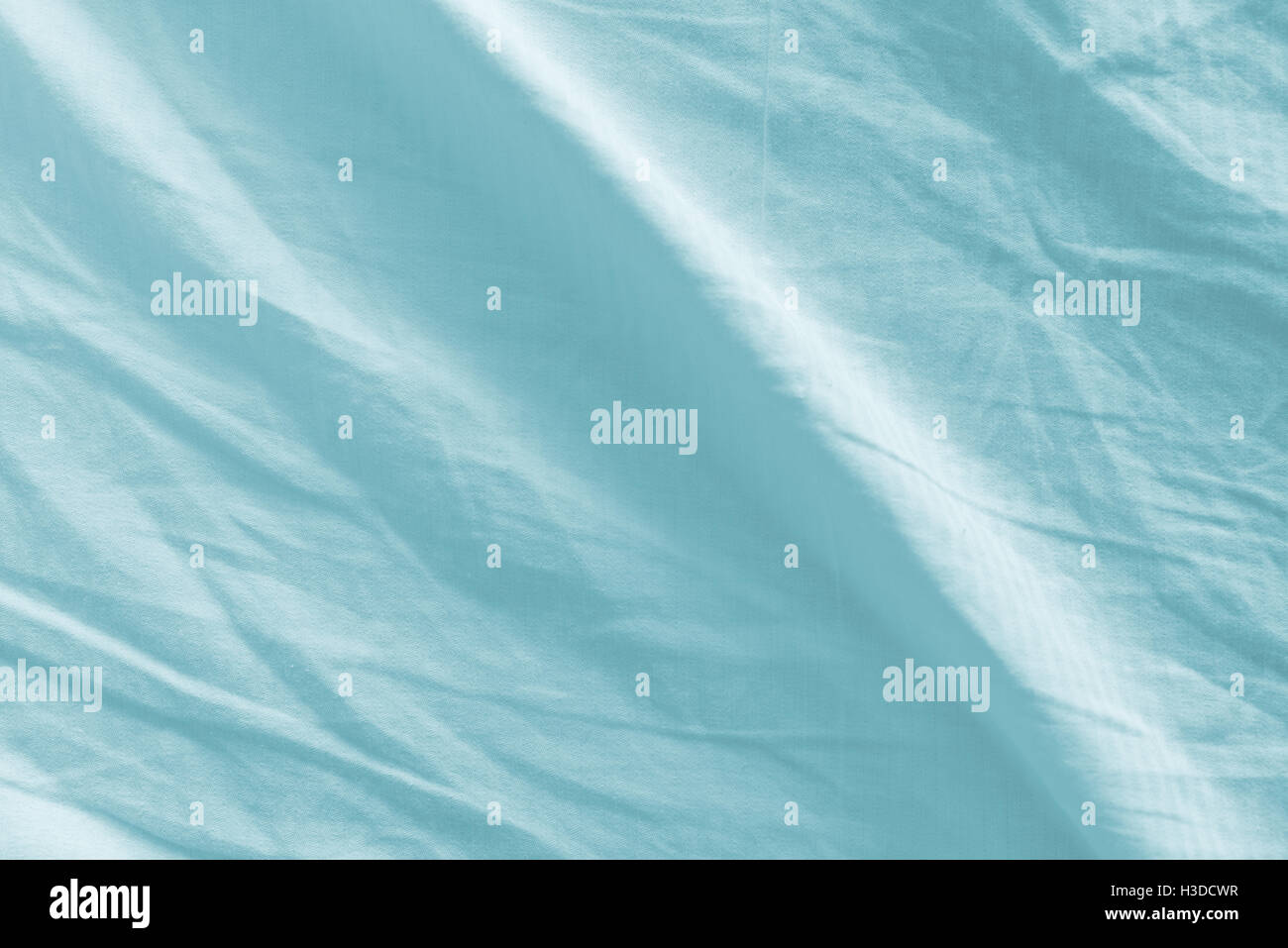 Zerknüllte Bett Bettwäsche Textur als Hintergrund, Ansicht von oben Stockfoto
