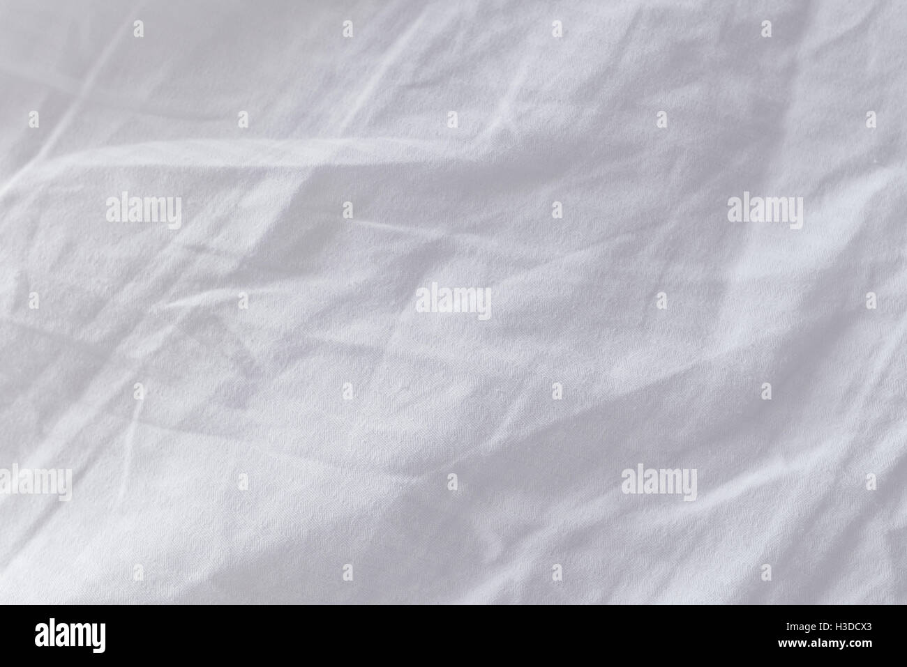 Zerknüllte Bett Bettwäsche Textur als Hintergrund, Ansicht von oben Stockfoto