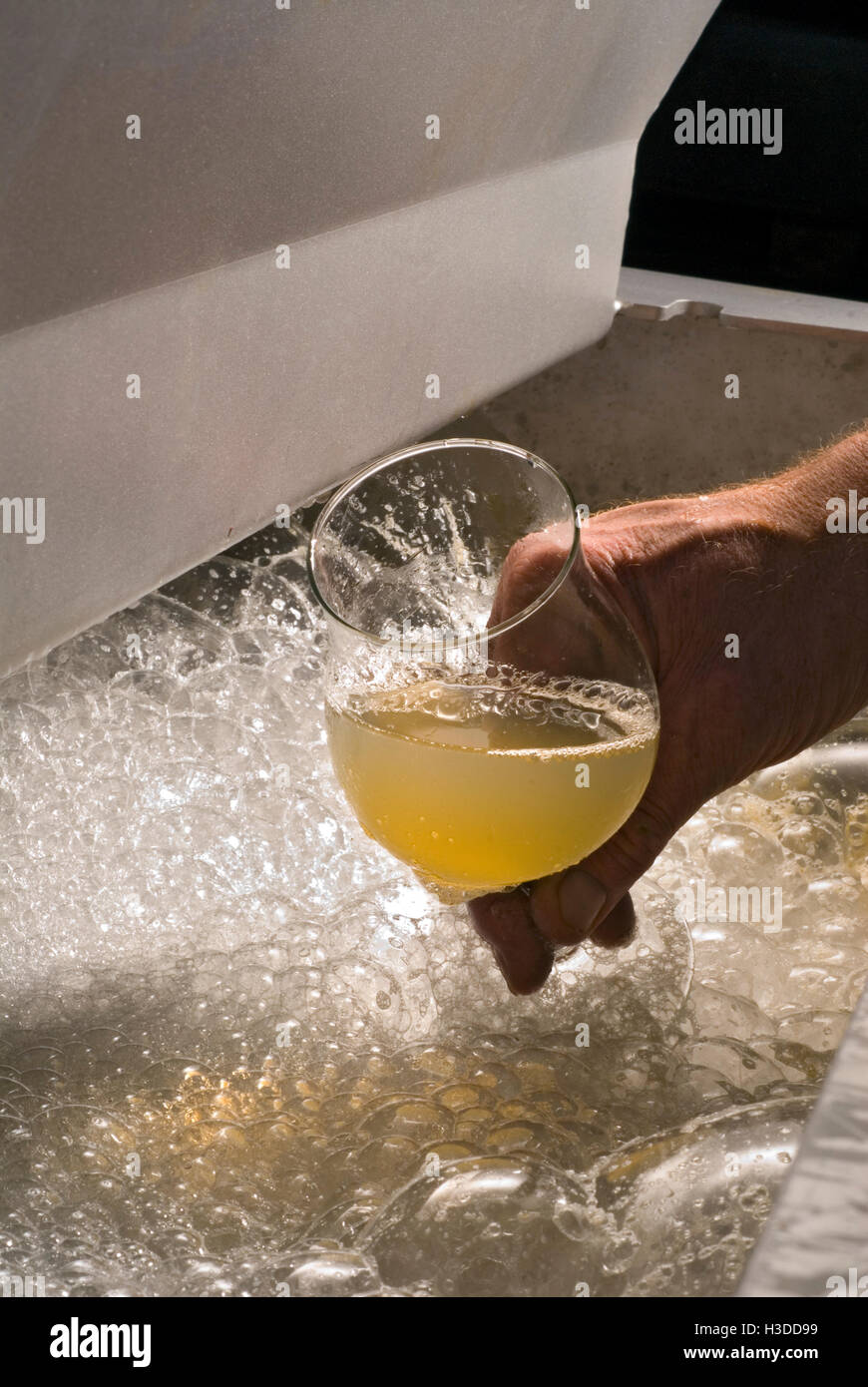 Traubenmost SAFT Arbeiter die Stichprobe von Chardonnay 'muss' eine gepresste Traubensaft aus Grand Cru Domaine Romanee-Conti Le Montrachet Reben geerntet Stockfoto