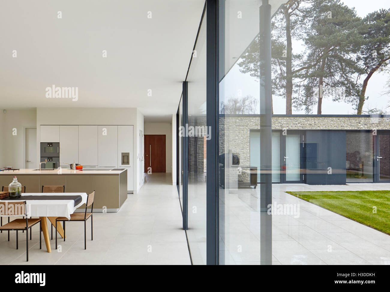 Essbereich mit Blick in den Garten. Cheeran Haus, Lower Basildon, Großbritannien. Architekt: John Pardey Architekten, 2015. Stockfoto