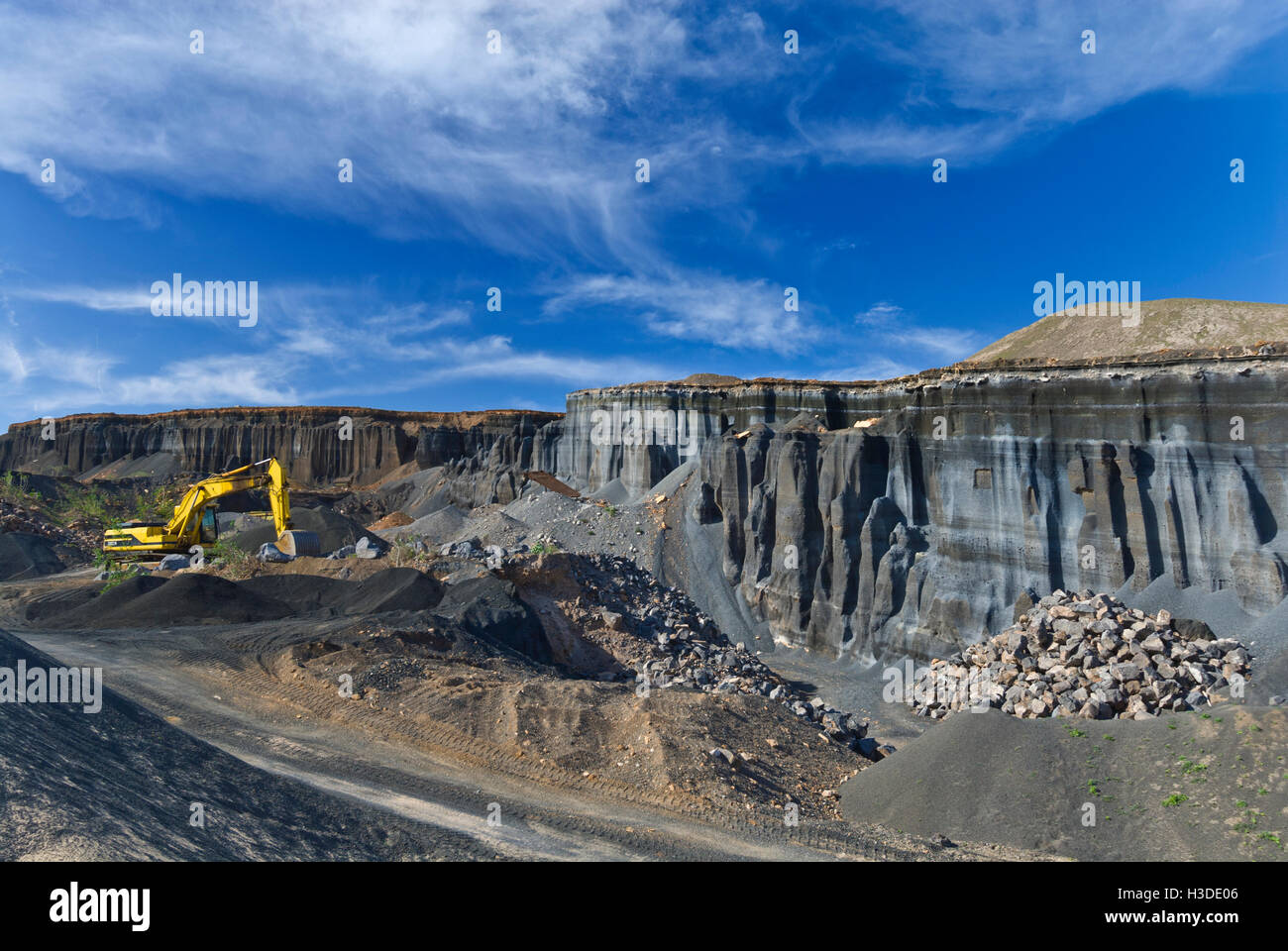 PICON vulkanischen Boden Mechanische digger Bergbau vulkanischen picon Kies von Asche, die sich um eine ökologische Ressource für Baumaterial in Lanzarote Spanien Stockfoto