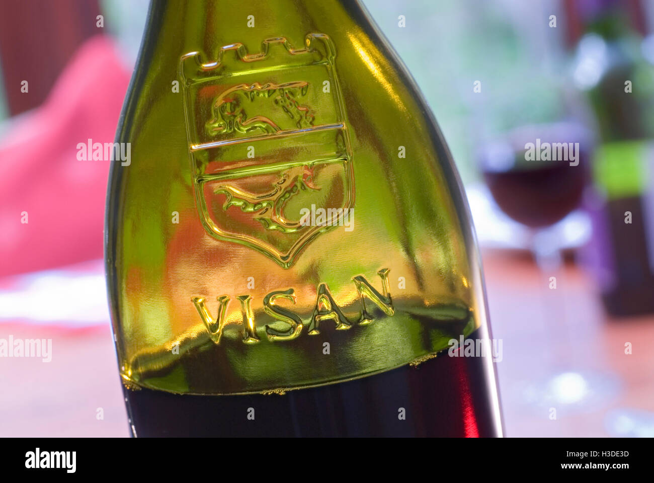 VISAN aus nächster Nähe: Flasche Visan, Rotwein der Dörfer Cotes du Rhone auf dem Tisch, Trinksituation Stockfoto