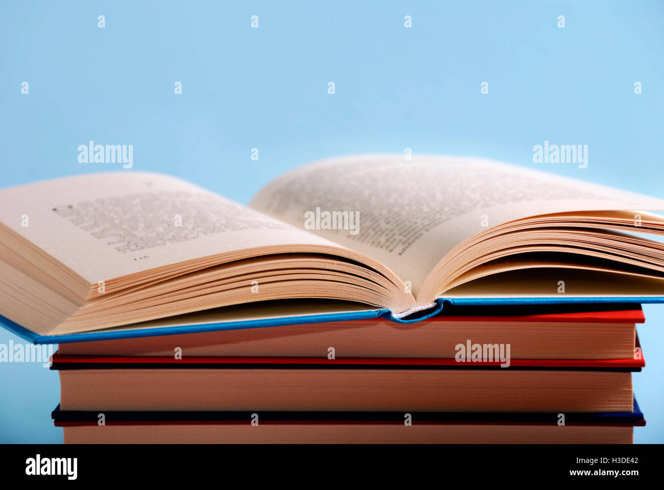 Stapel von Büchern - Weltbuch-Tageskonzept Stockfoto