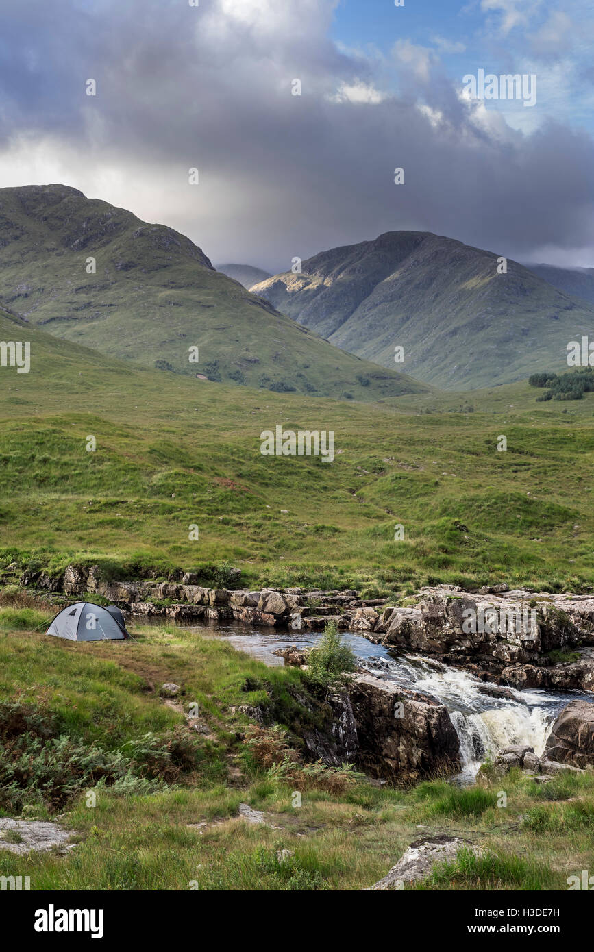 Wild campen mit leichten Kuppelzelt entlang dem Fluß Etive in Glen Etive in der Nähe von Glencoe in den schottischen Highlands, Schottland, Großbritannien Stockfoto