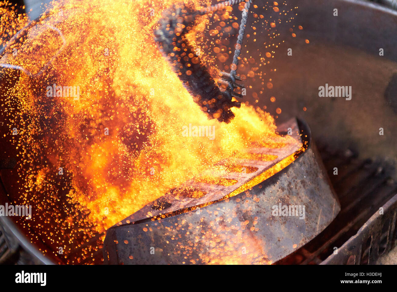 Einen Holzkohlegrill zu reinigenden Stockfoto