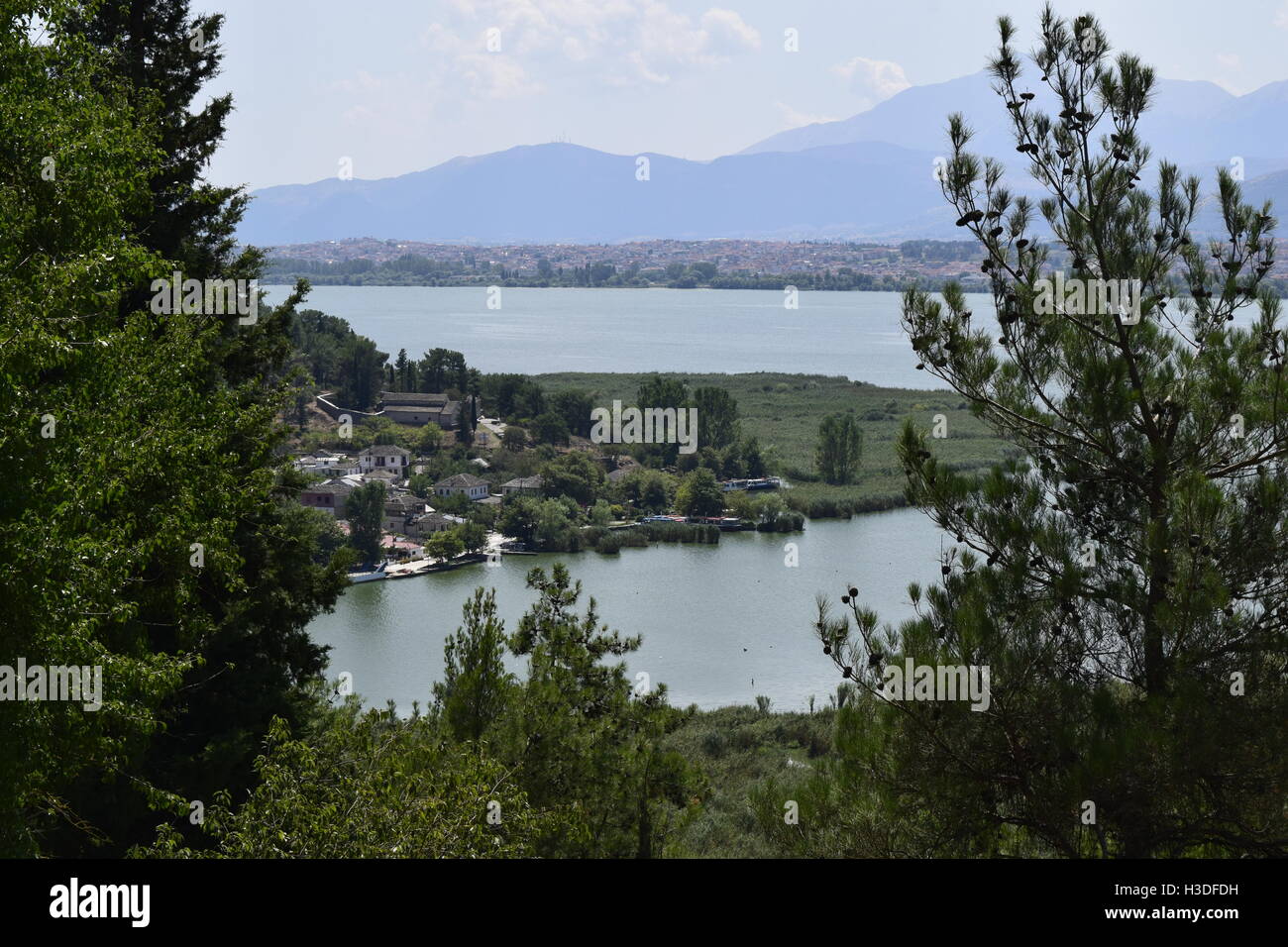 Ansicht von Ioannina Insel im See Pamvotis in Ioannina Stadt, Nord-West-Griechenland Stockfoto