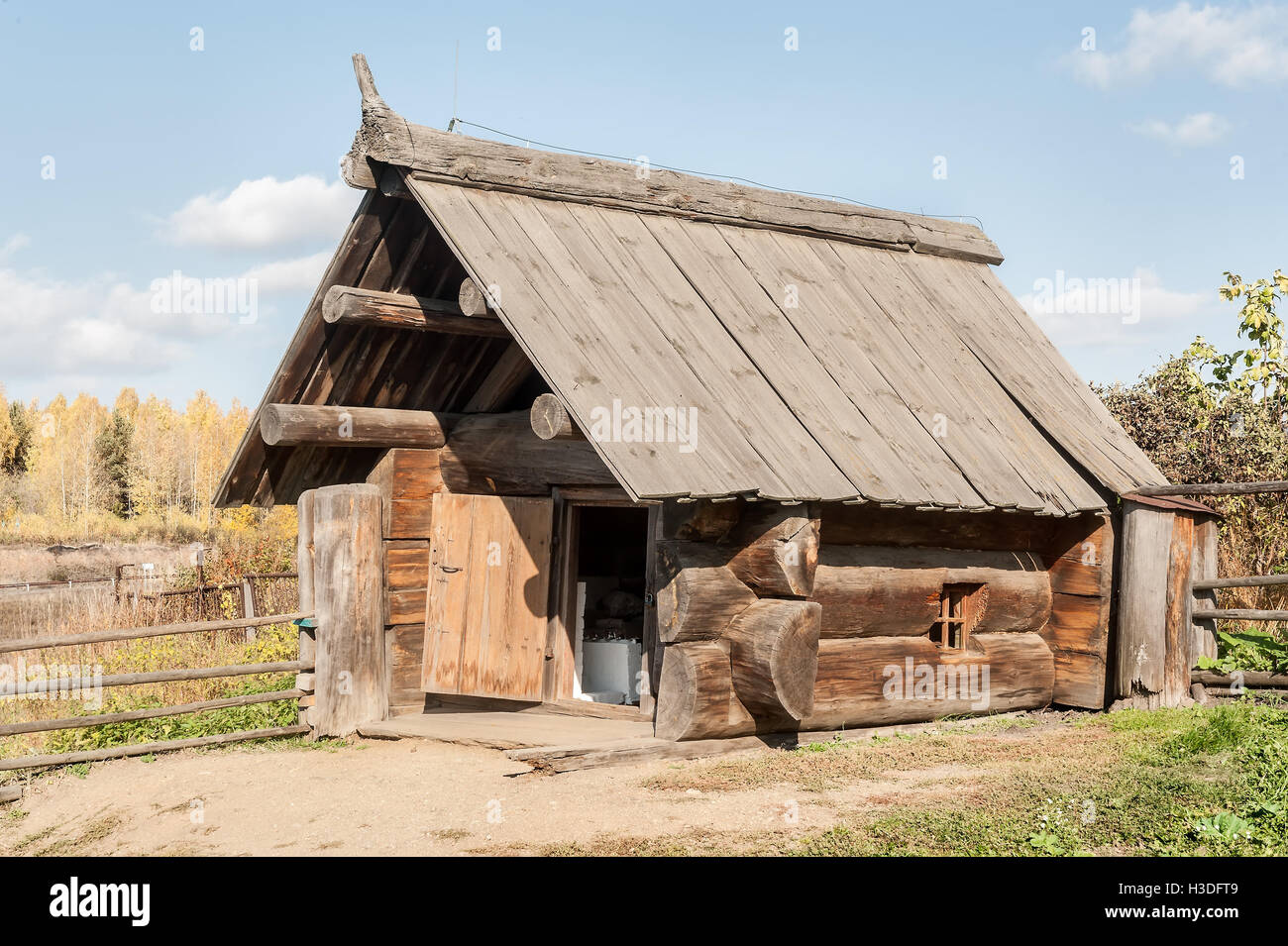 Russische Sauna aus großen Baumstämmen Stockfoto