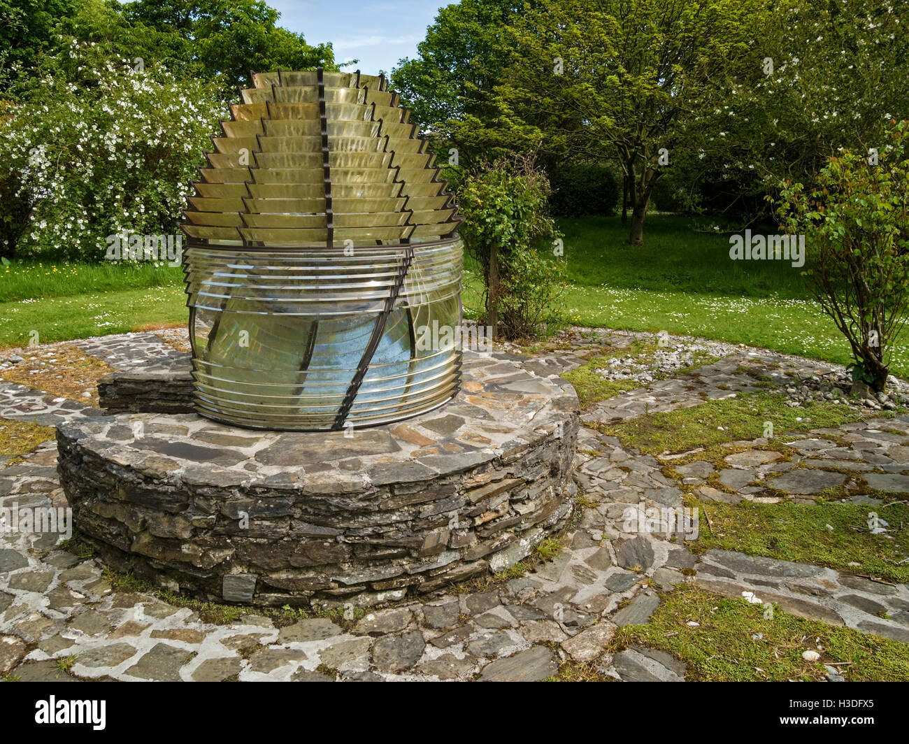 Leuchtturm-Fresnel-Linse verlegt als Feature in Colonsay House Gardens, Insel Colonsay, Schottland, Großbritannien. Stockfoto