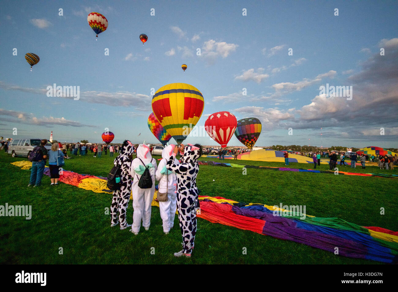 Vier Frauen tragen einzigartige Outfits auf die Albuquerque International Balloon Fiesta in New Mexiko, Oktober 2016 Stockfoto