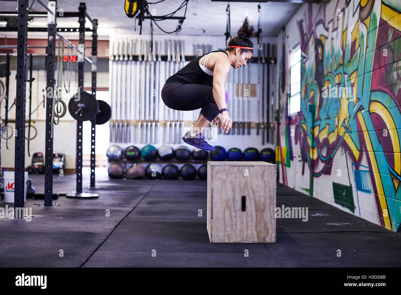 Ein weiblicher Athlet trainiert in ein Crossfit Gym. Stockfoto