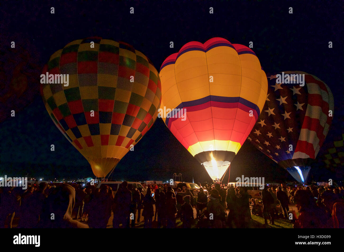 Heißluftballons darauf vorbereiten, gehen in den Himmel im Morgengrauen auf die Albuquerque International Balloon Fiesta in New Mexiko, Oktober 2016. Stockfoto