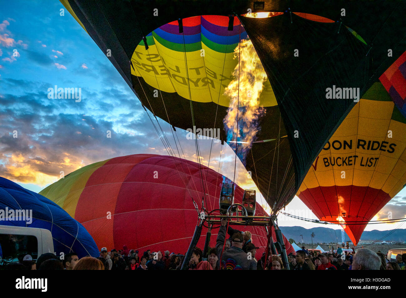 Heißluftballons darauf vorbereiten, gehen in den Himmel im Morgengrauen auf die Albuquerque International Balloon Fiesta in New Mexiko, Oktober 2016. Stockfoto