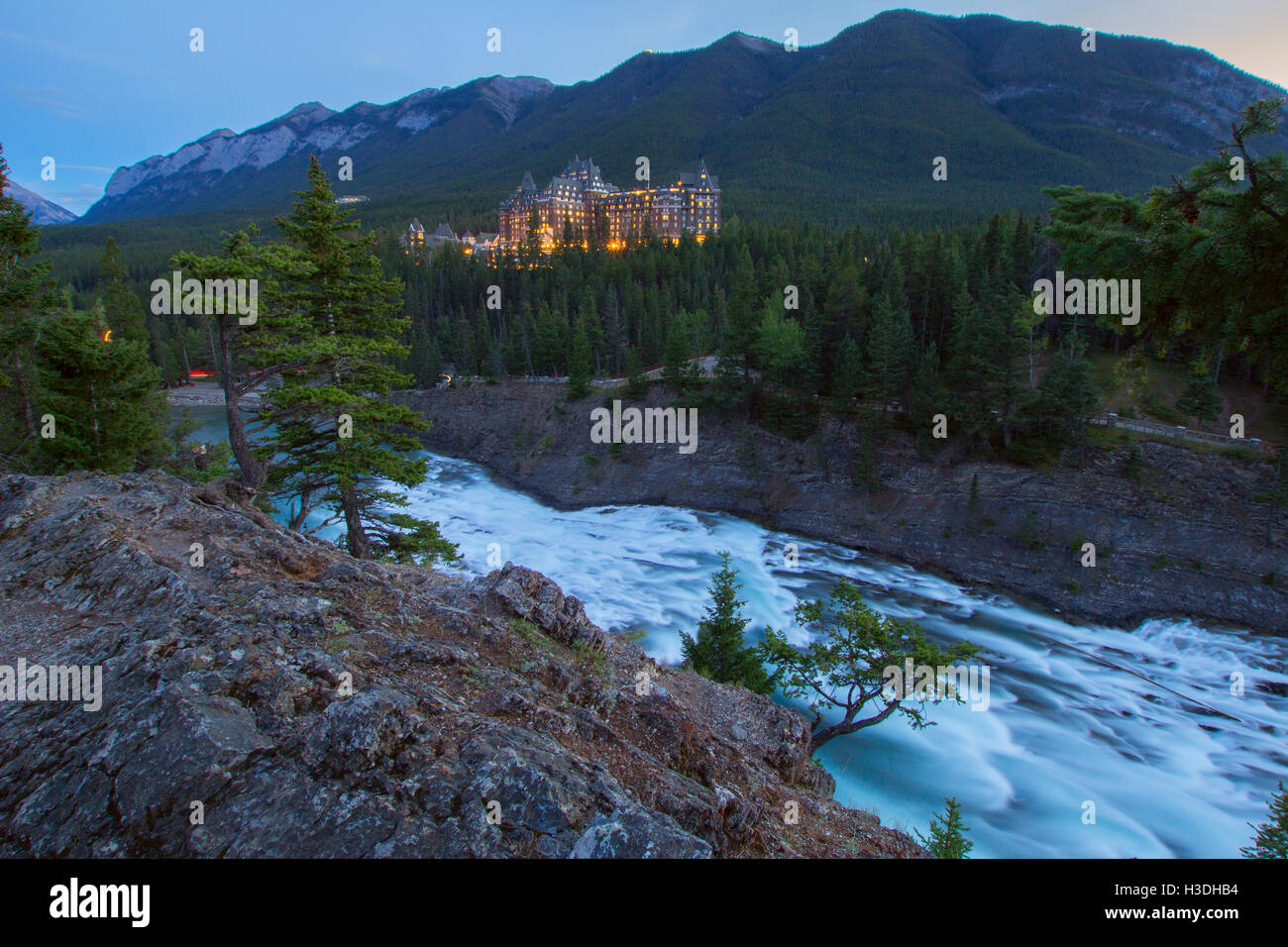 Schloss-ähnliche Banff Spring Hotel über die Bow Falls in Banff Stadt, Alberta, Kanada, aufgenommen im August 2016. Stockfoto