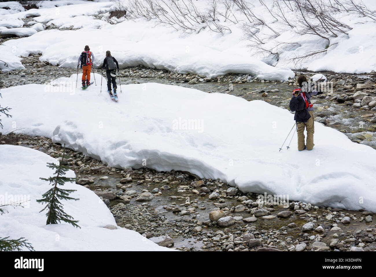 Backcountry Flussüberquerung im winter Stockfoto