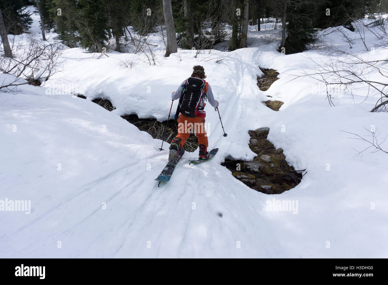 Backcountry Flussüberquerung im winter Stockfoto