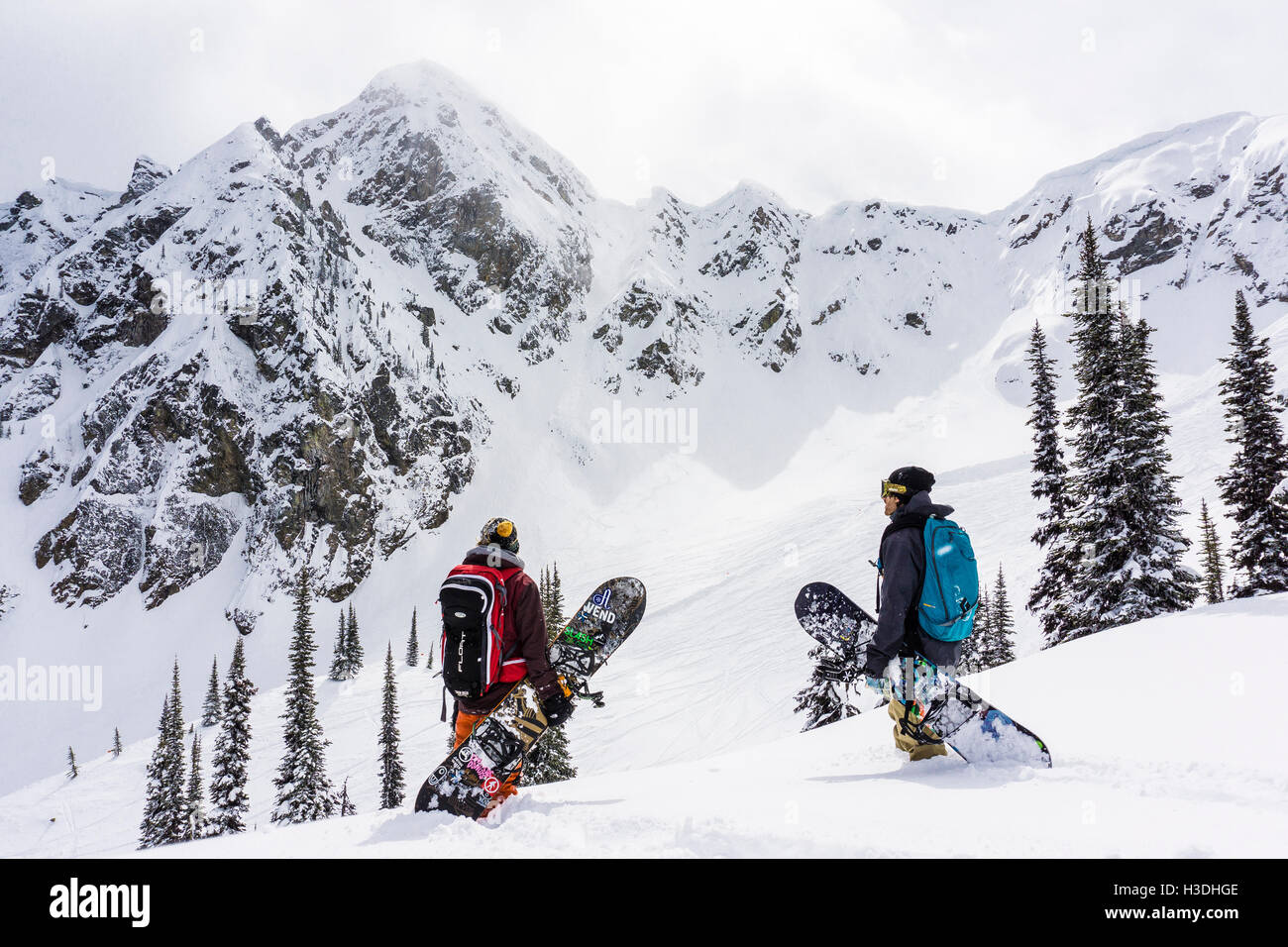 Snowboarder Freunde nach oben auf einem Berg scoping es Linien Stockfoto