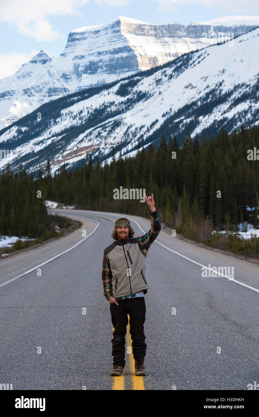 Snowboarder steht in der Mitte der Straße in Kanada Stockfoto