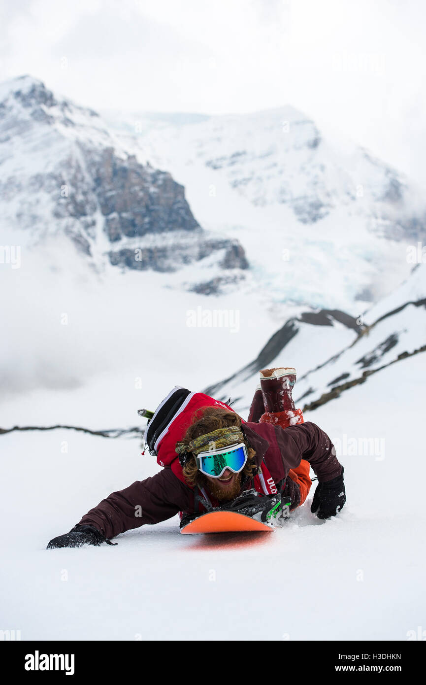 Snowboarder, die Erkundung der Icefields Parkway in Kanada Stockfoto