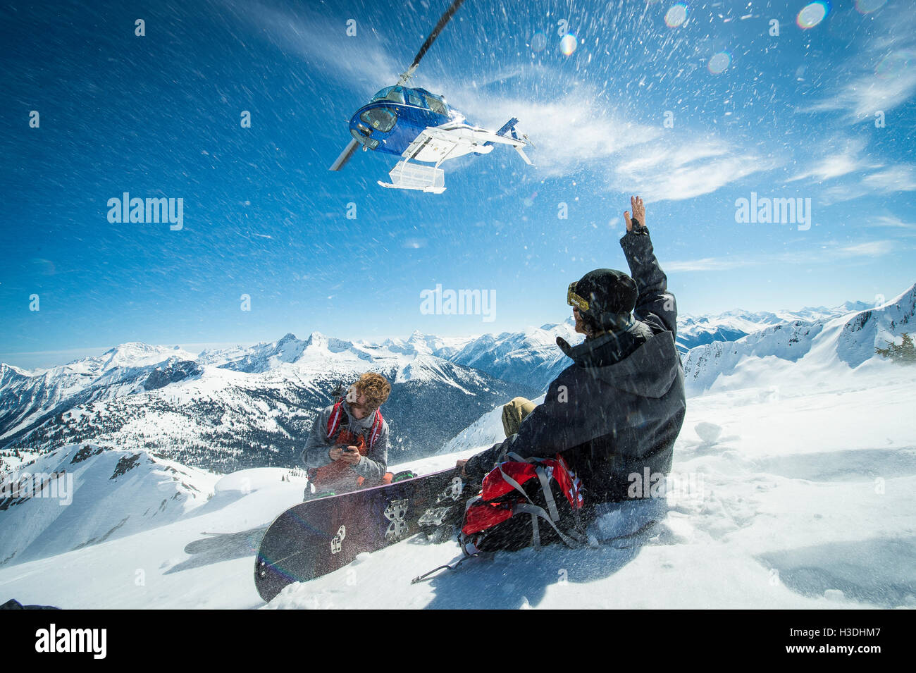 Snowboarder, die gerade eines Helis nach dem ausziehen abgesetzt auf einem entfernten Gipfel im Hinterland Stockfoto