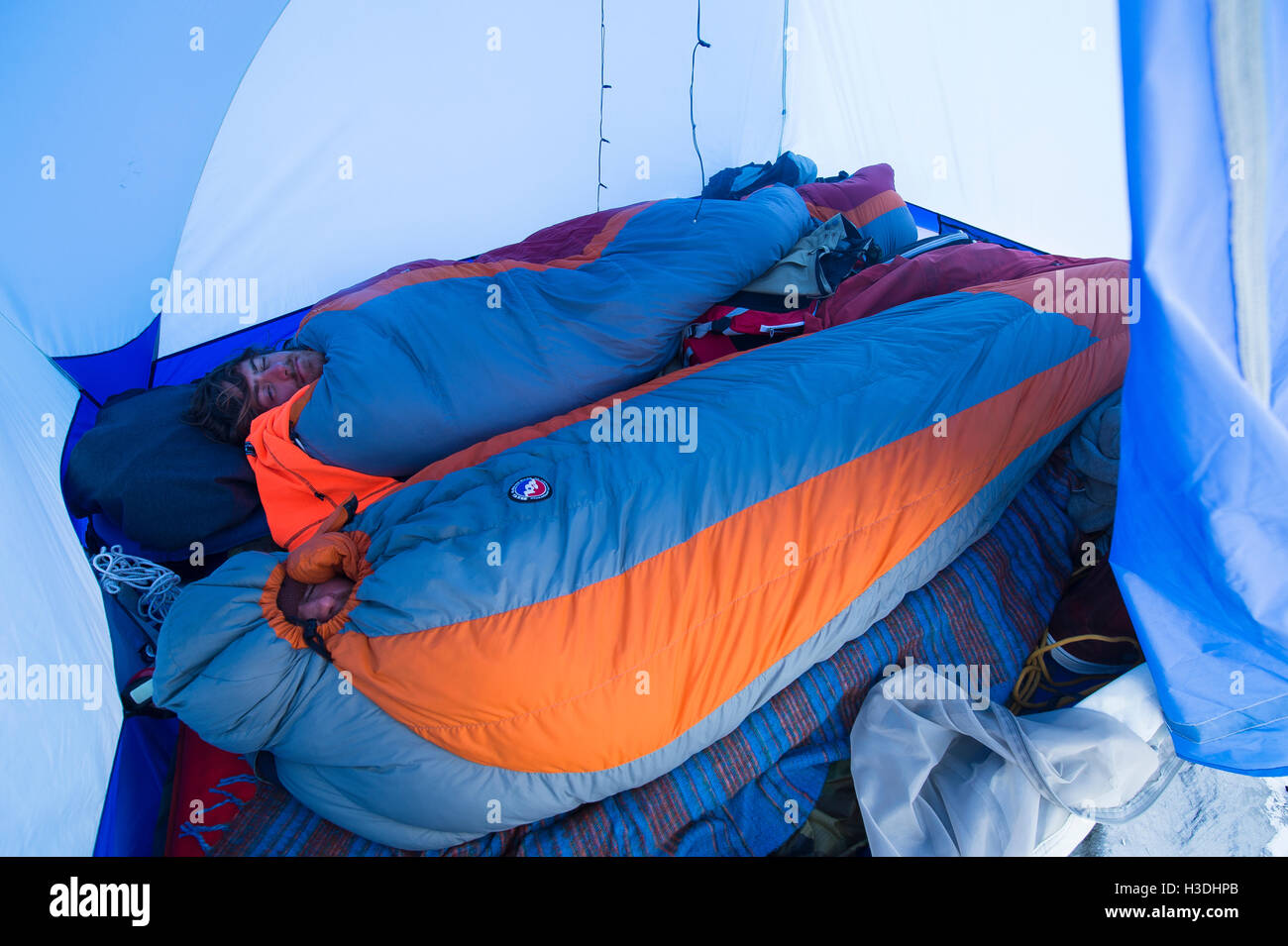 Snowboarder wühlte in Schlafsäcke während einer Winter-expedition Stockfoto