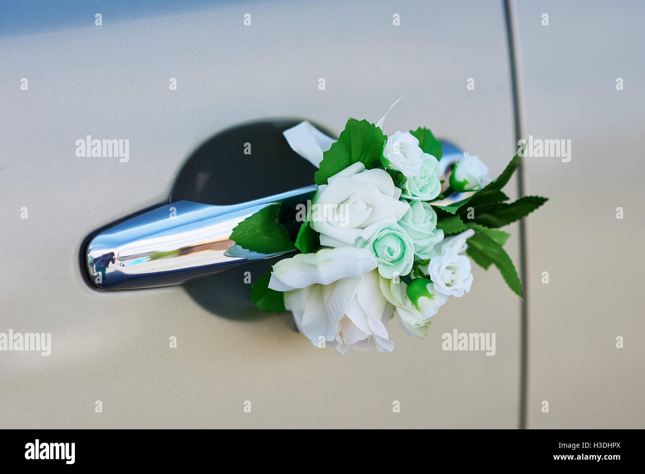 Luxus, schöne Hochzeitsauto mit Blumen geschmückt Stockfoto