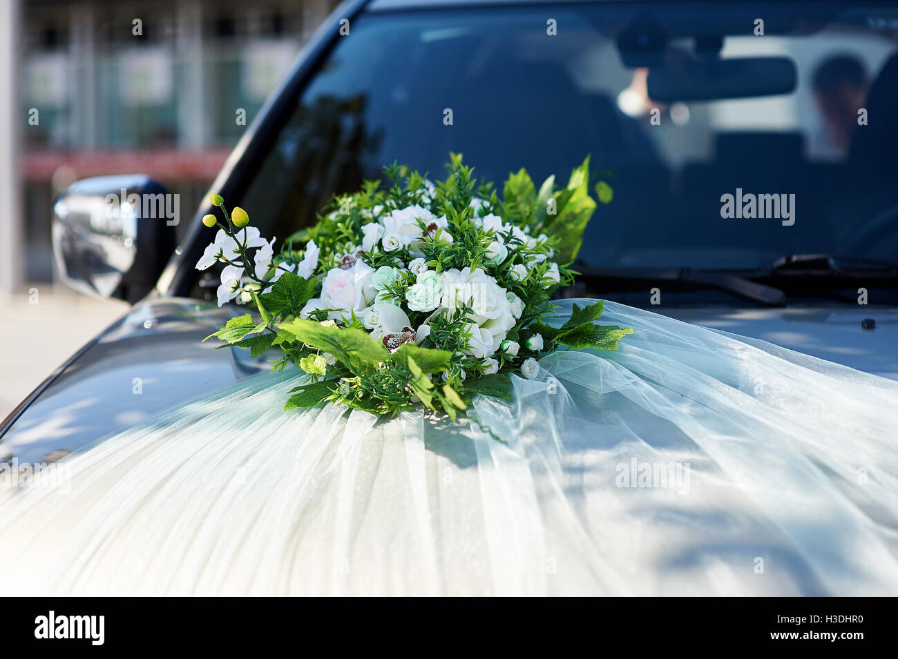 Luxus, schöne Hochzeitsauto mit Blumen geschmückt Stockfoto