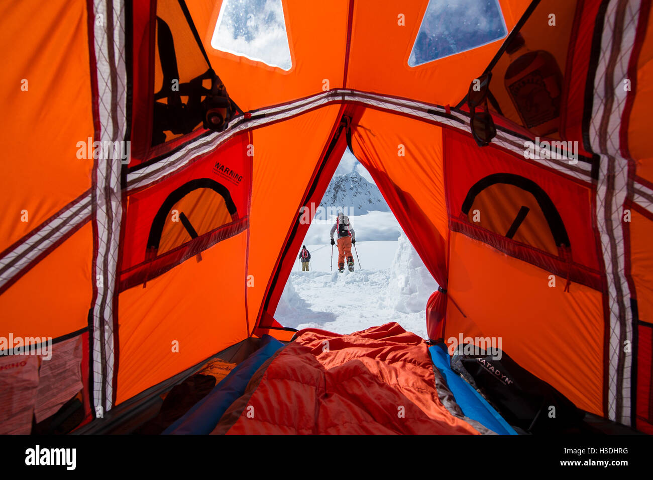 Snowboarder, die Ausflüge in die Basislager in Kanada Stockfoto