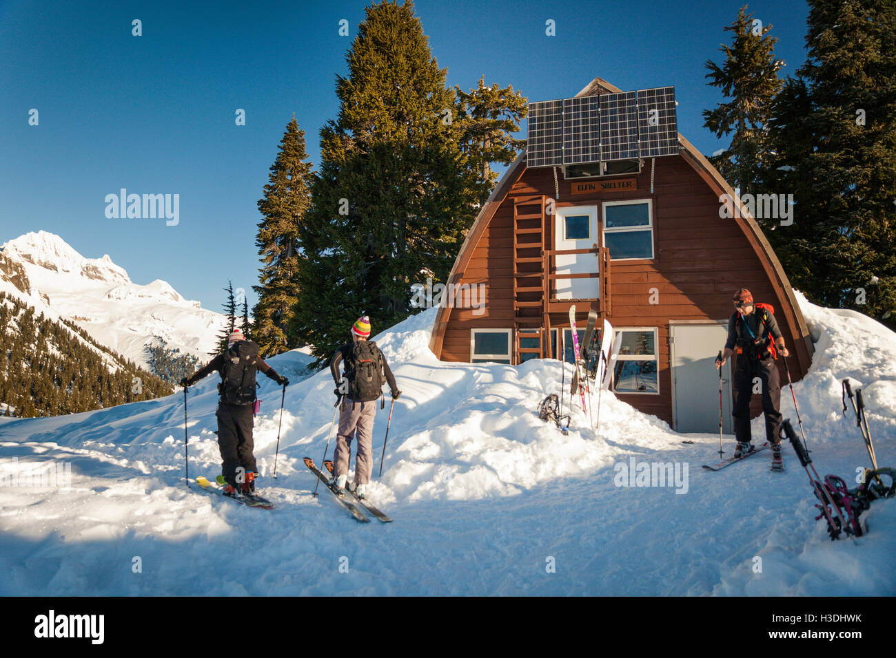 Skifahrer bereiten Sie für den Tag außerhalb der Elfin Seen-Hütte im Garibaldi Provincial Park. Stockfoto