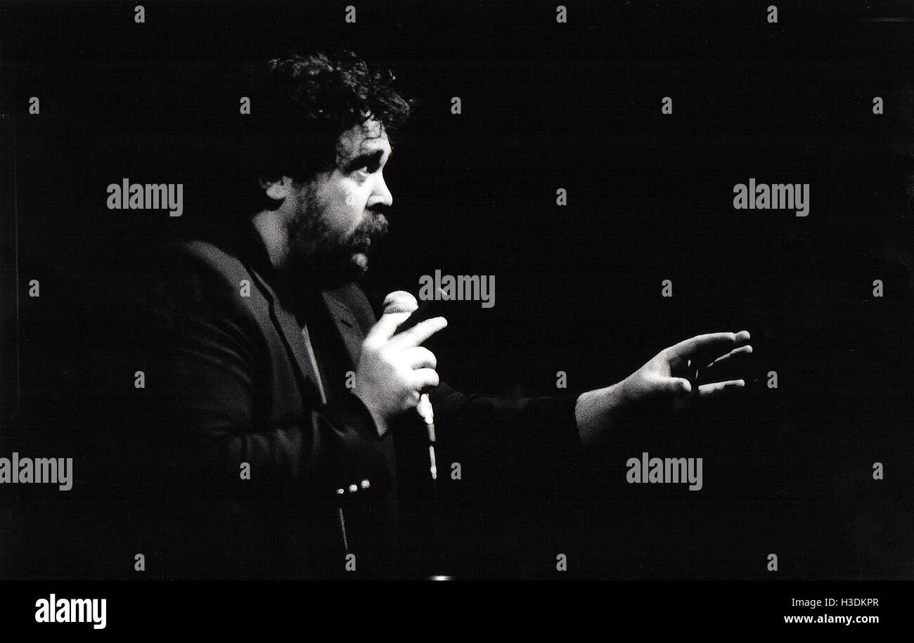 Boston, Massachusetts, USA. 7. Februar 1987. Politische Satiriker, BARRY CRIMMINS, für ein Publikum von meist Boston University Studenten im Stiche Comedy Club durchführen. Crimmins ist bekannt für seine knallharten Satire und Forderungen an die Politiker, die er gilt da, Liebe '' ohne sie hätte ich keinen Job! © Kenneth Martin/ZUMA Draht/Alamy Live-Nachrichten Stockfoto