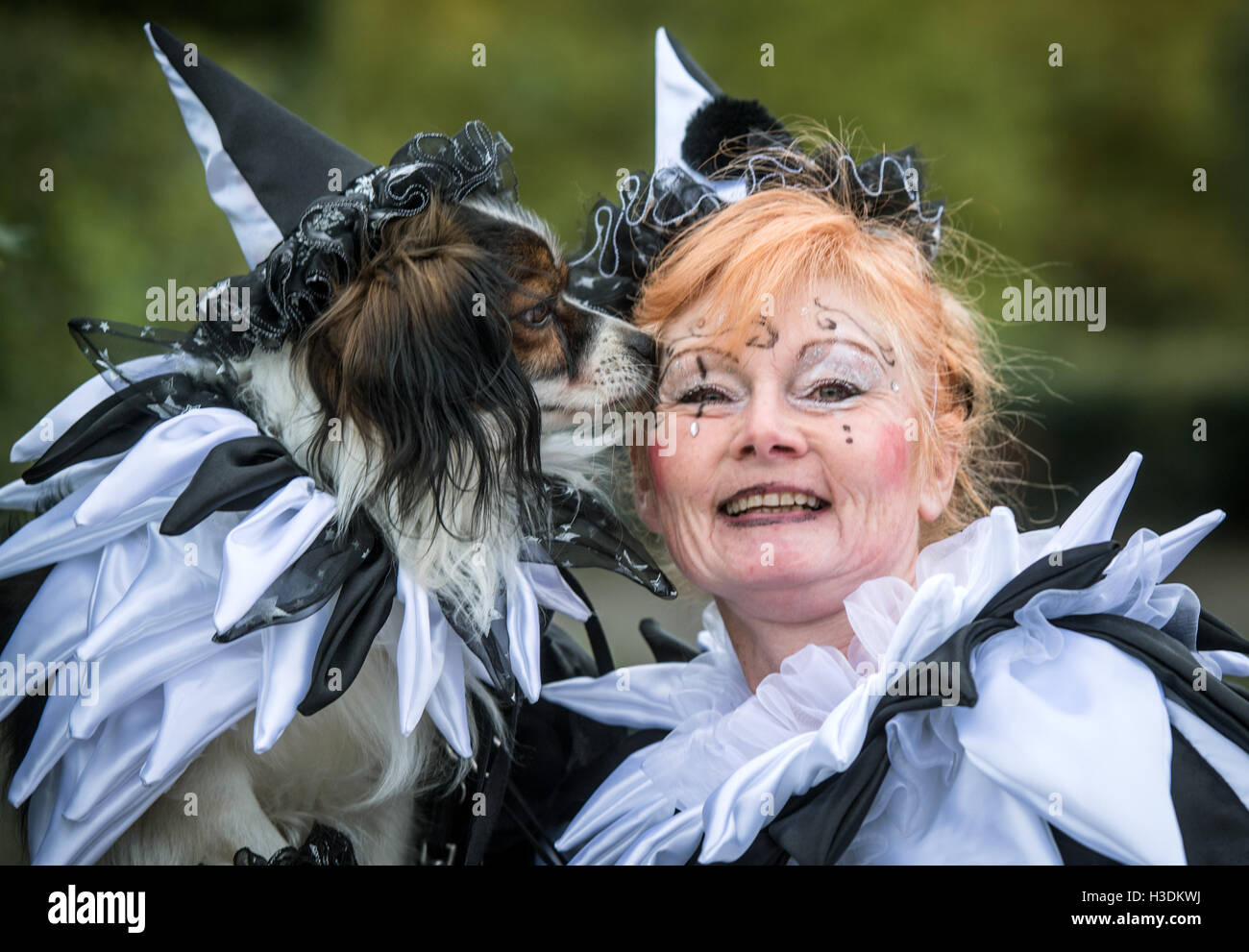 Der Hund Rocky mit Heike Wirtz, die als Harlekin, während ein Foto-Shooting  für den Hund & Pferd (lit. Hund und Pferd) Messe in Dortmund, Deutschland,  6. Oktober 2016 gekleidet ist. Die Messe