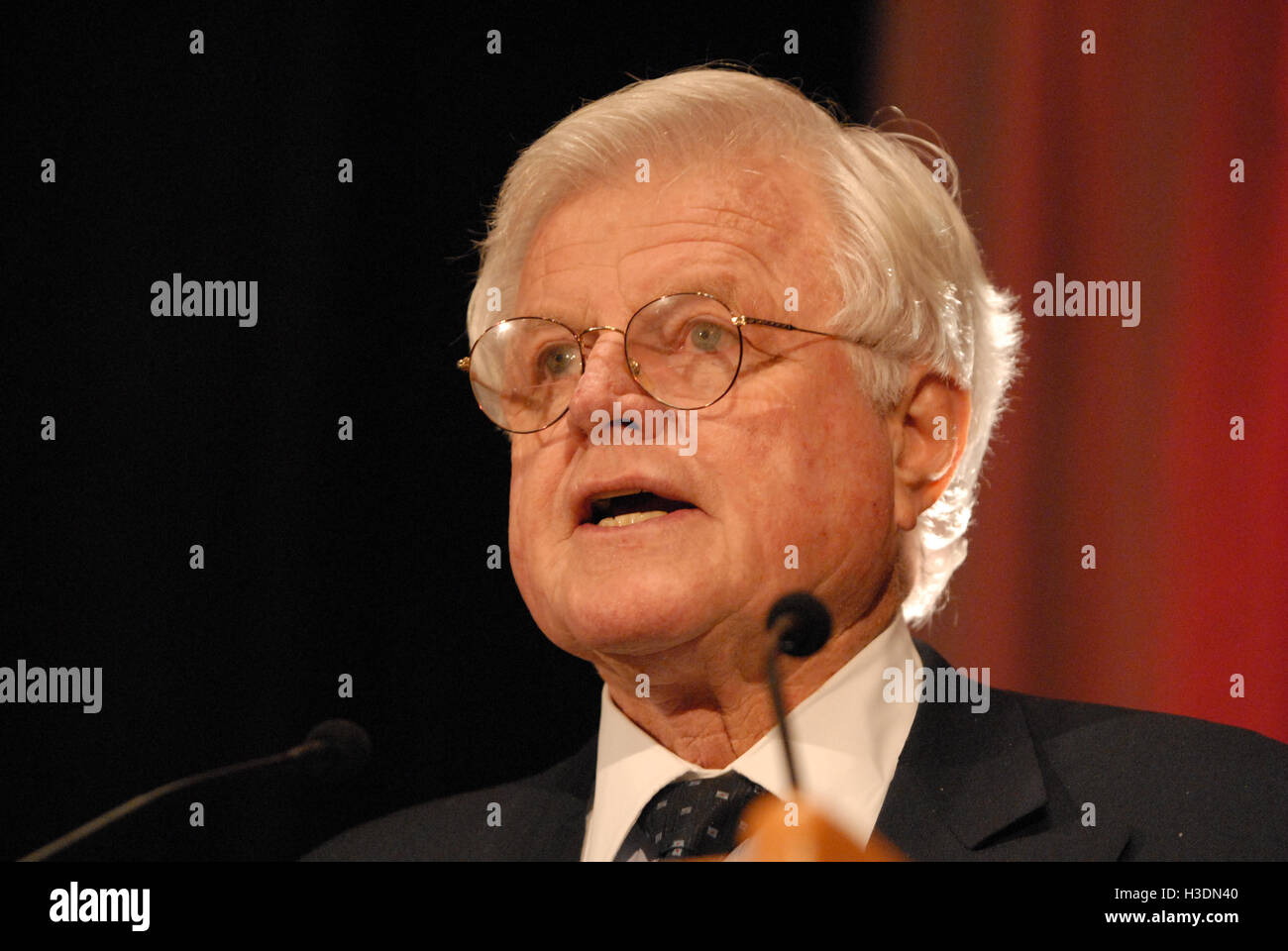 Boston, Massachusetts, USA. 28. Oktober 2006. Senator EDWARD KENNEDY befasst sich mit den gesammelten im Westin Hotel für die 2006 asiatischen Task Force gegen häusliche Gewalt, Silk Road-Gala. © Kenneth Martin/ZUMA Draht/Alamy Live-Nachrichten Stockfoto