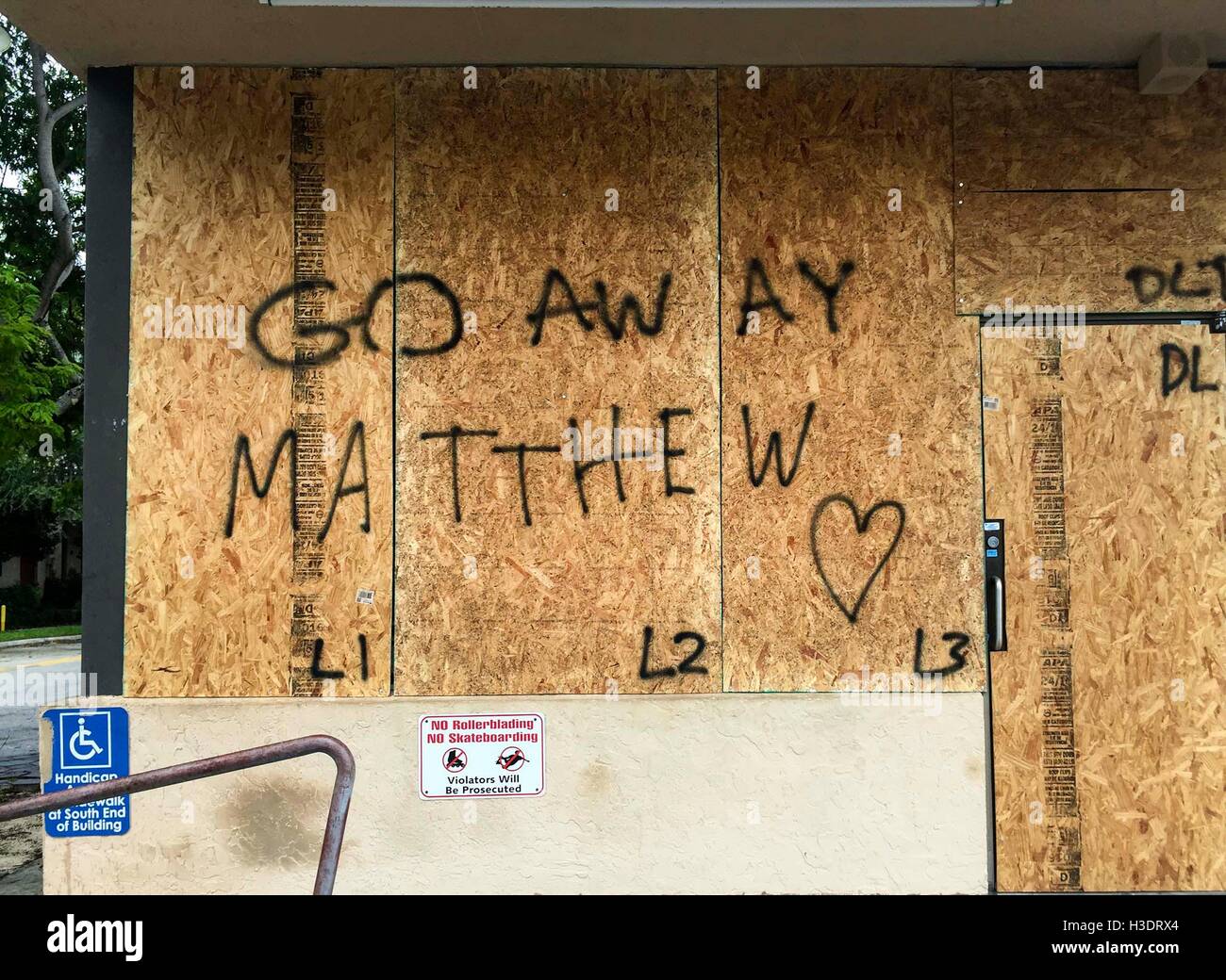 Florida, USA. 6. Oktober 2016. '' Go Away Matthew'' ist Spraypainted auf den Brettern, die für die Fenster der Zucker Affe in Lake Worth Donnerstag, 6. Oktober 2016. Bildnachweis: Bruce R. Bennett/der Palm Beach Post/ZUMA Draht/Alamy Live-Nachrichten Stockfoto