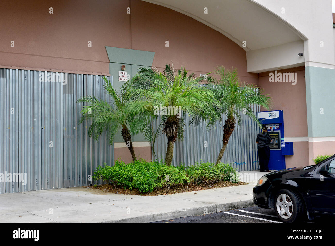Miramar, FL, USA. 6. Oktober 2016. Banken Verbraucher immer Geld aus dem Geldautomaten bei der Bank Hurrikan Fensterläden ist installieren, bevor der Hurrikan Matthäus nähert sich das Gebiet am 6. Oktober 2016 in Miramar, Florida. Der Hurricane ist voraussichtlich Landfall machen irgendwann heute Abend oder früh am Morgen als mögliche Kategorie 4 Sturm. Bildnachweis: Mpi10/Medien Punch/Alamy Live-Nachrichten Stockfoto