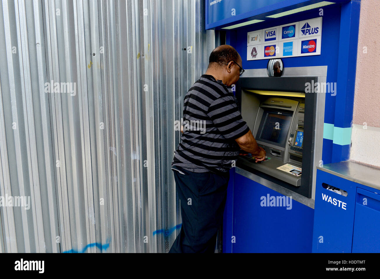 Miramar, FL, USA. 6. Oktober 2016. Banken Verbraucher immer Geld aus dem Geldautomaten bei der Bank Hurrikan Fensterläden ist installieren, bevor der Hurrikan Matthäus nähert sich das Gebiet am 6. Oktober 2016 in Miramar, Florida. Der Hurricane ist voraussichtlich Landfall machen irgendwann heute Abend oder früh am Morgen als mögliche Kategorie 4 Sturm. Bildnachweis: Mpi10/Medien Punch/Alamy Live-Nachrichten Stockfoto